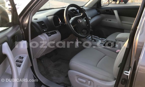 Tenga Imported Toyota Highlander Zvimwe Mota in Import - Dubai in Cabo Delgado Tenga Imported Toyota Highlander Zvimwe Mota in Import - Dubai in Cabo Delgado