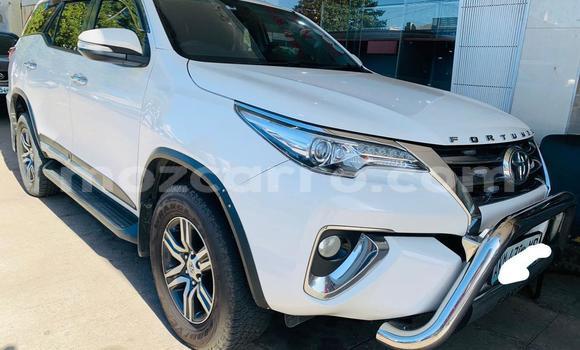Nunua Ilio tumika Toyota Fortuner Nyeupe Gari ndani ya Maputo nchini Maputo