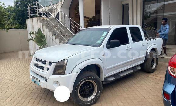 Comprar Usado Isuzu KB Branco Carro em Maputo em Maputo Comprar Usado Isuzu KB Branco Carro em Maputo em Maputo