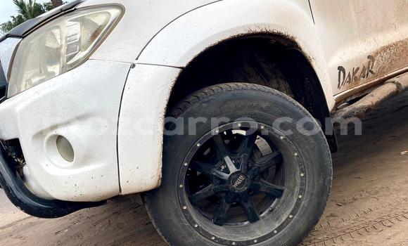 Nunua Ilio tumika Toyota Hilux Nyeupe Gari ndani ya Maputo nchini Maputo Nunua Ilio tumika Toyota Hilux Nyeupe Gari ndani ya Maputo nchini Maputo
