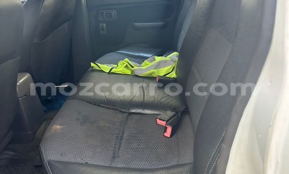 Nunua Ilio tumika Nissan Hardbody Nyeupe Gari ndani ya Maputo nchini Maputo Nunua Ilio tumika Nissan Hardbody Nyeupe Gari ndani ya Maputo nchini Maputo