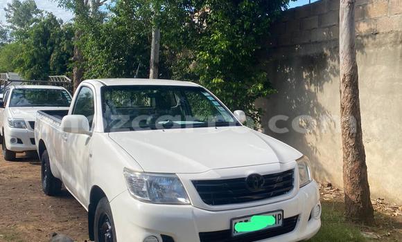 Comprar Usado Toyota Hilux Branco Carro em Maputo em Maputo