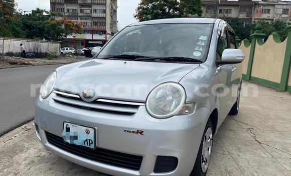 Comprar Usado Toyota Sienta Prata Carro em Maputo em Maputo