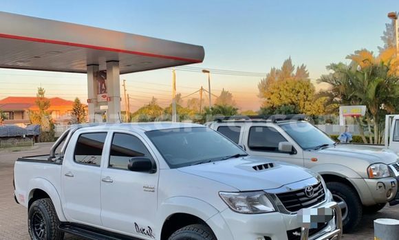 Buy Used Toyota Hilux White Car in Maputo in Maputo