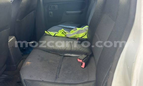 Nunua Ilio tumika Nissan Hardbody Nyeupe Gari ndani ya Maputo nchini Maputo Nunua Ilio tumika Nissan Hardbody Nyeupe Gari ndani ya Maputo nchini Maputo