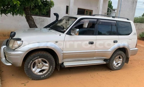 Nunua Ilio tumika Toyota Land Cruiser Prado Nyeupe Gari ndani ya Maputo nchini Maputo Nunua Ilio tumika Toyota Land Cruiser Prado Nyeupe Gari ndani ya Maputo nchini Maputo