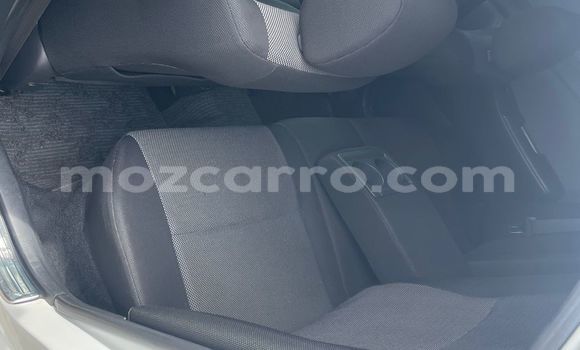 Comprar Usado Toyota Runx Branco Carro em Maputo em Maputo Comprar Usado Toyota Runx Branco Carro em Maputo em Maputo