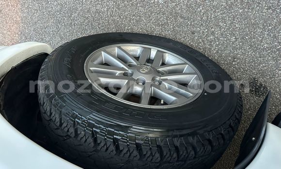 Nunua Ilio tumika Toyota Hilux Nyeupe Gari ndani ya Maputo nchini Maputo Nunua Ilio tumika Toyota Hilux Nyeupe Gari ndani ya Maputo nchini Maputo