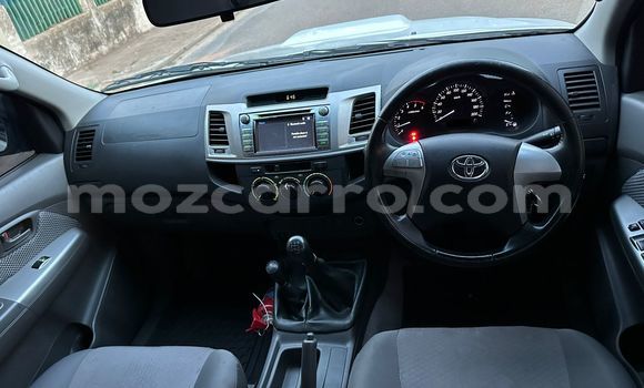 Nunua Ilio tumika Toyota Hilux Nyeupe Gari ndani ya Maputo nchini Maputo Nunua Ilio tumika Toyota Hilux Nyeupe Gari ndani ya Maputo nchini Maputo