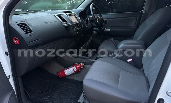 Nunua Ilio tumika Toyota Hilux Nyeupe Gari ndani ya Maputo nchini Maputo Nunua Ilio tumika Toyota Hilux Nyeupe Gari ndani ya Maputo nchini Maputo