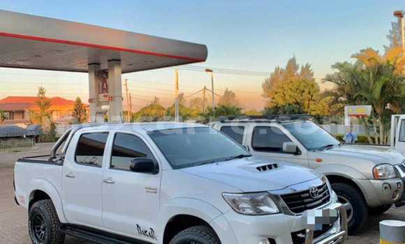 Nunua Ilio tumika Toyota Hilux Nyeupe Gari ndani ya Maputo nchini Maputo Nunua Ilio tumika Toyota Hilux Nyeupe Gari ndani ya Maputo nchini Maputo