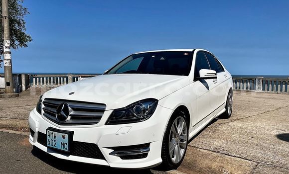 Nunua Ilio tumika Mercedes-Benz C180 coupe Nyeupe Gari ndani ya Maputo nchini Maputo