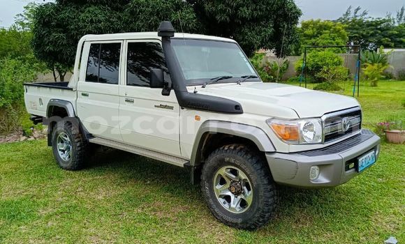 Buy Used Toyota Land Cruiser White Car in Maputo in Maputo