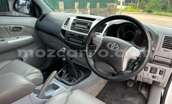 Nunua Ilio tumika Toyota Hilux Nyeupe Gari ndani ya Maputo nchini Maputo Nunua Ilio tumika Toyota Hilux Nyeupe Gari ndani ya Maputo nchini Maputo