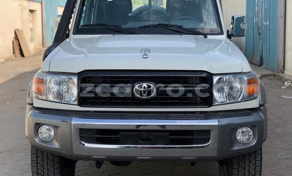 Comprar Usado Toyota Ade Branco Caminhão em Maputo em Maputo