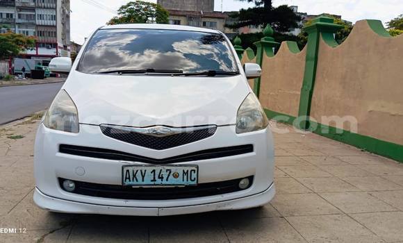 Comprar Usado Toyota Ractis Branco Carro em Caia em Sofala