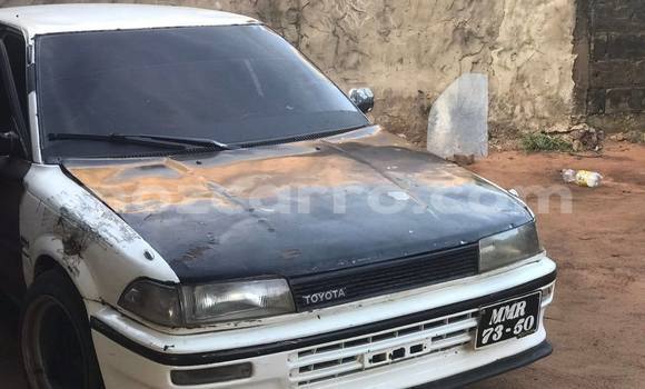 Comprar Usado Toyota Corolla Branco Carro em Chimoio em Manica