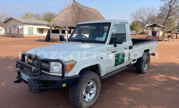 Tenga Tsaru Toyota Land Cruiser Prado Chena Mota in Caia in Sofala Tenga Tsaru Toyota Land Cruiser Prado Chena Mota in Caia in Sofala