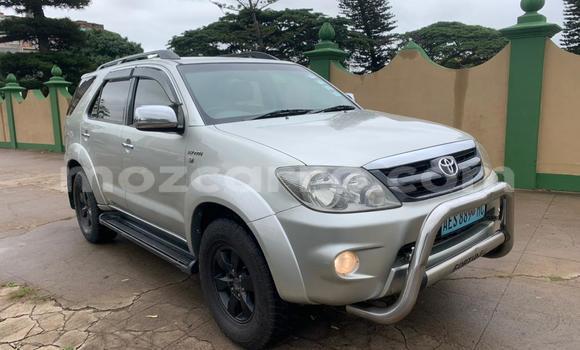 Nunua Ilio tumika Toyota Fortuner Fedha Gari ndani ya Maputo nchini Maputo Nunua Ilio tumika Toyota Fortuner Fedha Gari ndani ya Maputo nchini Maputo