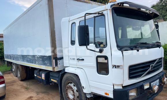 Nunua Ilio tumika Volvo 240 Series Nyeupe Gari ndani ya Maputo nchini Maputo