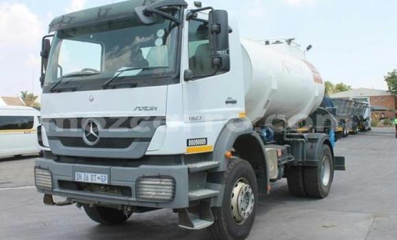 Nunua Ilio tumika Mercedes‒Benz 1824 Nyeupe Lori ndani ya Gilé nchini Zambezia