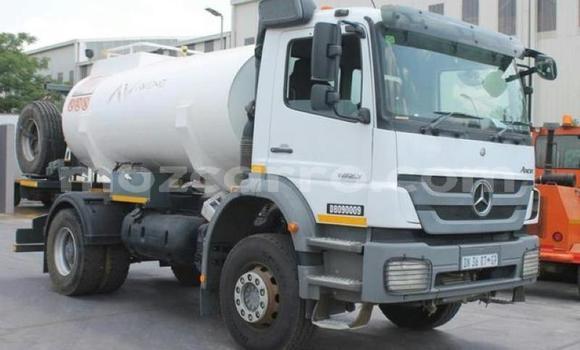 Buy Used Mercedes‒Benz 1824 White Truck in Gilé in Zambezia Buy Used Mercedes‒Benz 1824 White Truck in Gilé in Zambezia