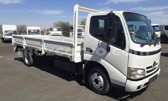 Comprar Usado Toyota Dyna Branco Caminhão em Gilé em Zambezia Comprar Usado Toyota Dyna Branco Caminhão em Gilé em Zambezia