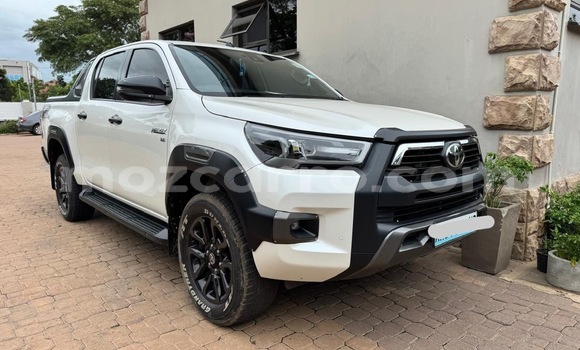 Buy Used Toyota Hiluxe Revo White Car in Maputo in Maputo Buy Used Toyota Hiluxe Revo White Car in Maputo in Maputo