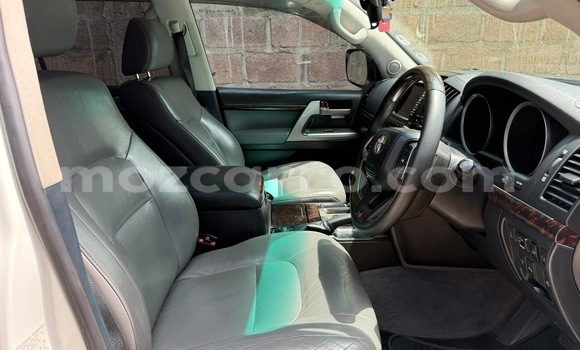 Buy Used Toyota Land Cruiser White Car in Maputo in Maputo Buy Used Toyota Land Cruiser White Car in Maputo in Maputo