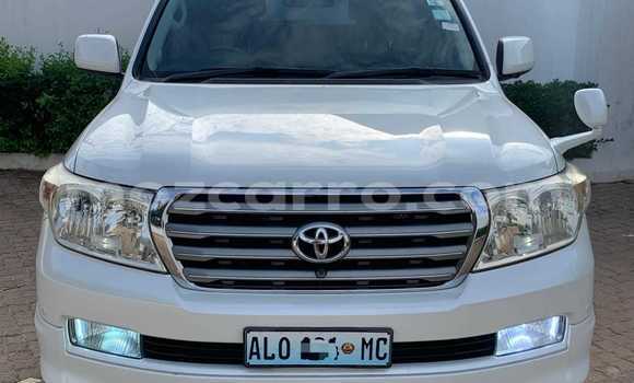 Nunua Ilio tumika Toyota Land Cruiser Prado Nyeupe Gari ndani ya Maputo nchini Maputo Nunua Ilio tumika Toyota Land Cruiser Prado Nyeupe Gari ndani ya Maputo nchini Maputo