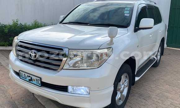 Nunua Ilio tumika Toyota Land Cruiser Prado Nyeupe Gari ndani ya Maputo nchini Maputo Nunua Ilio tumika Toyota Land Cruiser Prado Nyeupe Gari ndani ya Maputo nchini Maputo