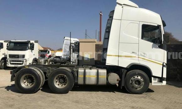 Nunua Ilio tumika Volvo F4 Nyeupe Lori ndani ya Gilé nchini Zambezia Nunua Ilio tumika Volvo F4 Nyeupe Lori ndani ya Gilé nchini Zambezia