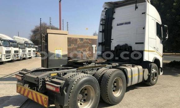 Nunua Ilio tumika Volvo F4 Nyeupe Lori ndani ya Gilé nchini Zambezia Nunua Ilio tumika Volvo F4 Nyeupe Lori ndani ya Gilé nchini Zambezia