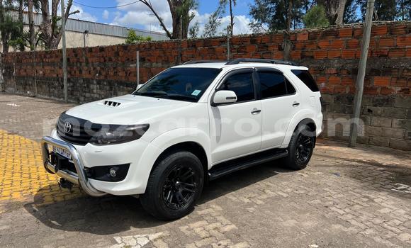 Nunua Ilio tumika Toyota Fortuner Nyeupe Gari ndani ya Maputo nchini Maputo