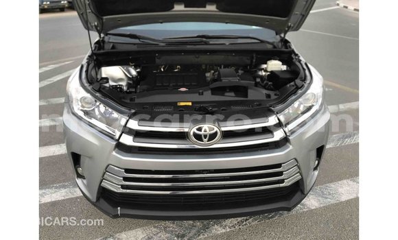 Tenga Imported Toyota Highlander Zvimwe Mota in Import - Dubai in Cabo Delgado Tenga Imported Toyota Highlander Zvimwe Mota in Import - Dubai in Cabo Delgado