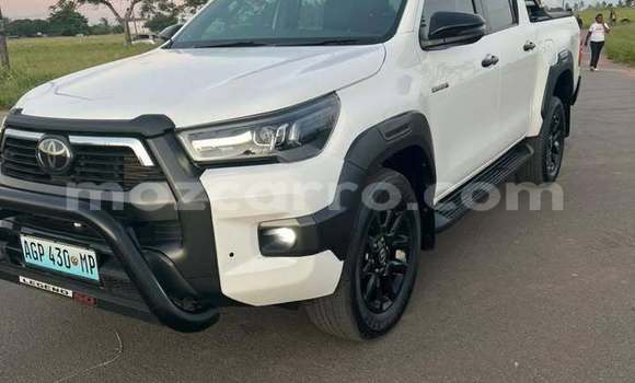 Comprar Usado Toyota Hilux Branco Carro em Búzi em Sofala