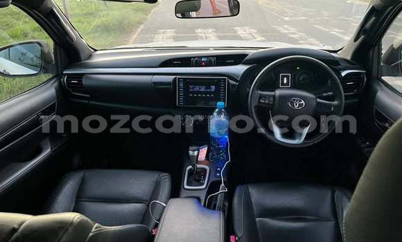 Buy Used Toyota Hilux White Car in Búzi in Sofala Buy Used Toyota Hilux White Car in Búzi in Sofala