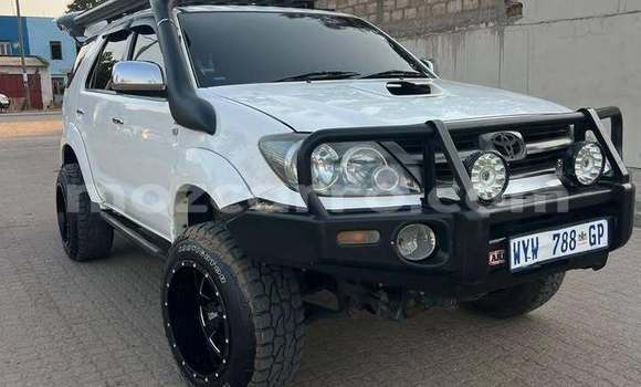 Comprar Usado Toyota Fortuner Branco Carro em Búzi em Sofala