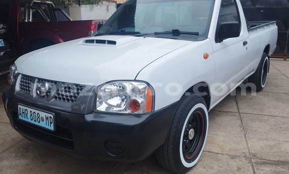 Comprar Usado Nissan Hardbody Branco Carro em Maputo em Maputo