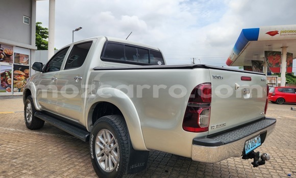 Nunua Ilio tumika Toyota Hilux Fedha Gari ndani ya Maputo nchini Maputo Nunua Ilio tumika Toyota Hilux Fedha Gari ndani ya Maputo nchini Maputo