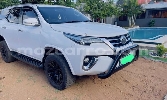 Nunua Ilio tumika Toyota Fortuner Nyeupe Gari ndani ya Maputo nchini Maputo