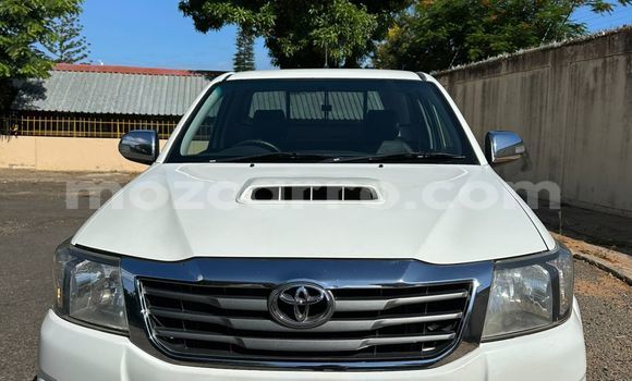 Tenga Tsaru Toyota Hilux Chena Mota in Maputo in Maputo