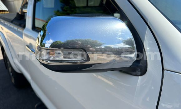 Nunua Ilio tumika Toyota Hilux Nyeupe Gari ndani ya Maputo nchini Maputo Nunua Ilio tumika Toyota Hilux Nyeupe Gari ndani ya Maputo nchini Maputo