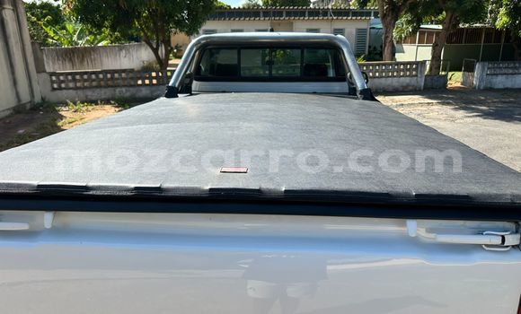 Nunua Ilio tumika Toyota Hilux Nyeupe Gari ndani ya Maputo nchini Maputo Nunua Ilio tumika Toyota Hilux Nyeupe Gari ndani ya Maputo nchini Maputo