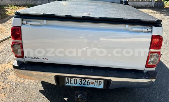 Nunua Ilio tumika Toyota Hilux Nyeupe Gari ndani ya Maputo nchini Maputo Nunua Ilio tumika Toyota Hilux Nyeupe Gari ndani ya Maputo nchini Maputo