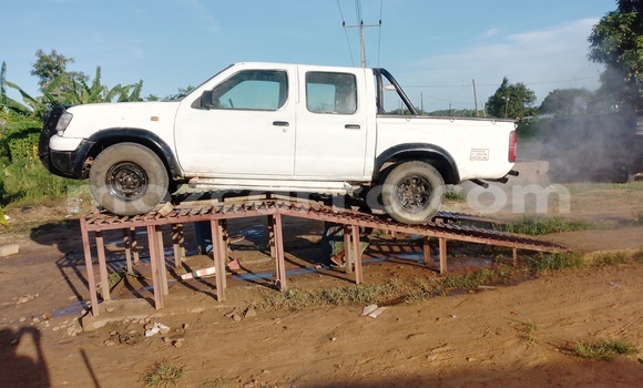 Comprar Usado Nissan Hardbody Preto Carro em Maputo em Maputo