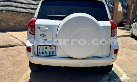 Nunua Ilio tumika Toyota RAV4 Nyeupe Gari ndani ya Maputo nchini Maputo Nunua Ilio tumika Toyota RAV4 Nyeupe Gari ndani ya Maputo nchini Maputo