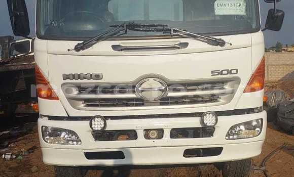 Comprar Usado Hino 300 Series Branco Caminhão em Maputo em Maputo
