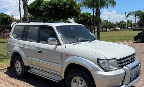 Nunua Ilio tumika Toyota Land Cruiser Prado Nyeupe Gari ndani ya Maputo nchini Maputo Nunua Ilio tumika Toyota Land Cruiser Prado Nyeupe Gari ndani ya Maputo nchini Maputo