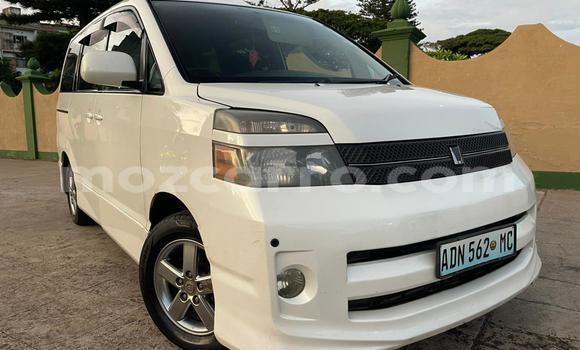 Comprar Usado Toyota Voxy Branco Carro em Maputo em Maputo